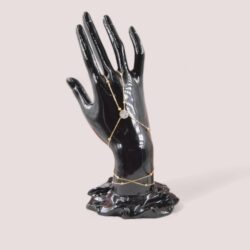 Description : Ces bracelets chaîne de main en acier inoxydable sont des accessoires à la mode qui ajoutent une touche d'élégance et d'originalité à votre look. Ils sont fabriqués en acier inoxydable de haute qualité, offrant durabilité et résistance à la corrosion tout en étant un élément de style unique pour votre main.

Caractéristiques principales :

Matériau : Acier inoxydable de qualité supérieure,

Ajustable : Réglable pour s'adapter à différentes tailles de main

Fermeture : Fermoir sécurisé pour un ajustement confortable

Design : Chaînes délicates et élégantes

Finition : Polissage pour un éclat durable

Couleurs disponibles : Or,

Idéal pour :

Compléter une tenue de soirée ou de fête

Accentuer votre look avec une touche d'originalité

Offrir en cadeau à ceux qui aiment les accessoires uniques.

Remarque : Les bracelets chaîne de main en acier inoxydable sont polyvalents et peuvent être portés seuls ou associés à d'autres bijoux pour créer un look personnalisé. Ils sont livrés dans un emballage soigné pour une présentation parfaite.

Ces bracelets chaîne de main en acier inoxydable sont un choix audacieux pour ceux qui veulent exprimer leur style personnel. Ils ajoutent une touche de sophistication à n'importe quelle tenue et sont conçus pour résister à l'épreuve du temps.